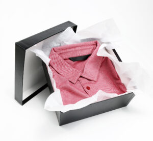 Camisa roja dentro de caja de lujo negra