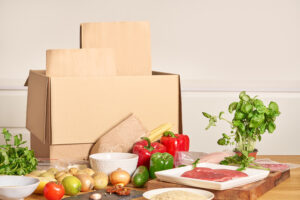 Caja corrugada con alimentos adelante