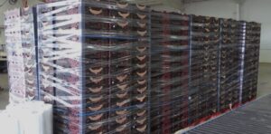 Palets envueltos en plástico estirable; carga de producto en la cortadora de película