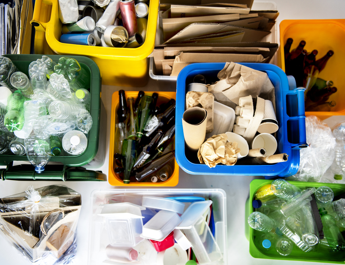Basura para reciclar y reducir el impacto ecológico en el medio ambiente