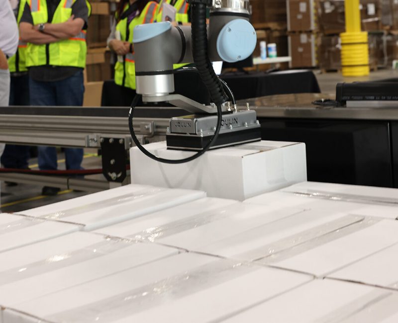 Automated packaging machine picking up boxes and organizing them on a pallet; Warehouse equipment; packaging automation equipment